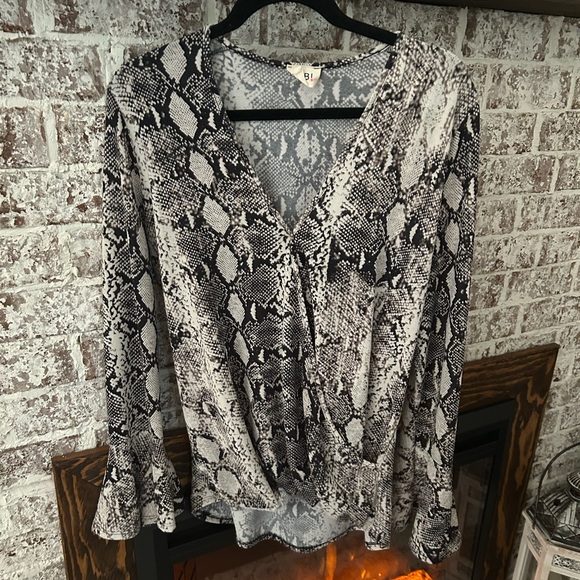 Bell sleeve snake print shirt - Picture 2 of 3